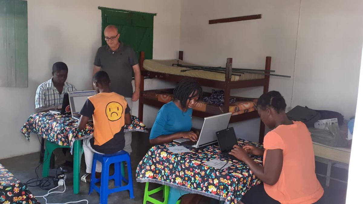 El misionero cacereño imparte la primera clase en su misión de Mozambique.