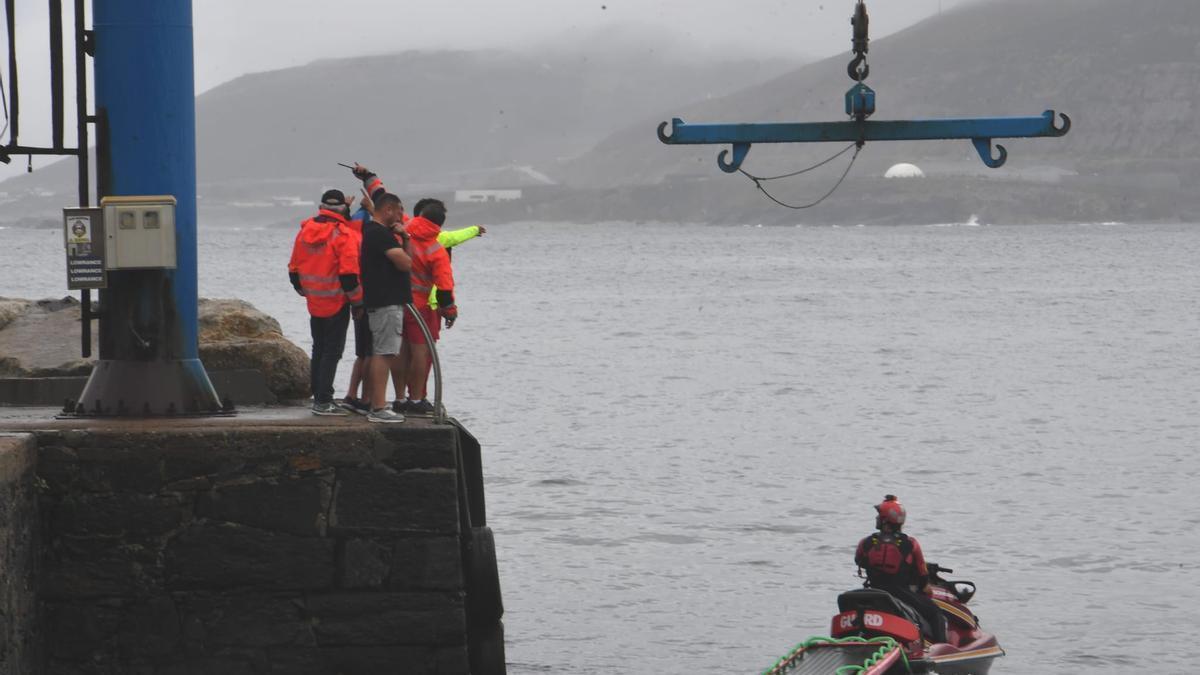 Un muerto y dos rescatados al volcar una embarcación en Arteixo.