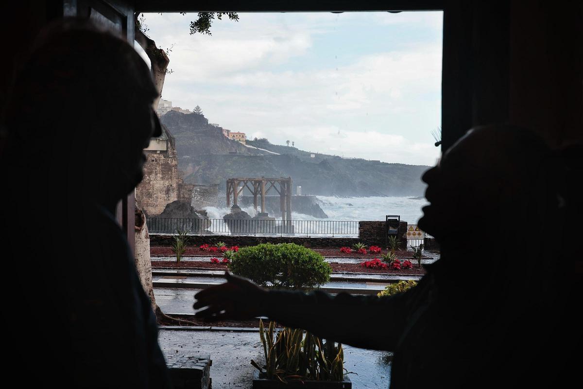 Olas de varios metros y zonas valladas ante el temporal marítimo en la costa de Tenerife