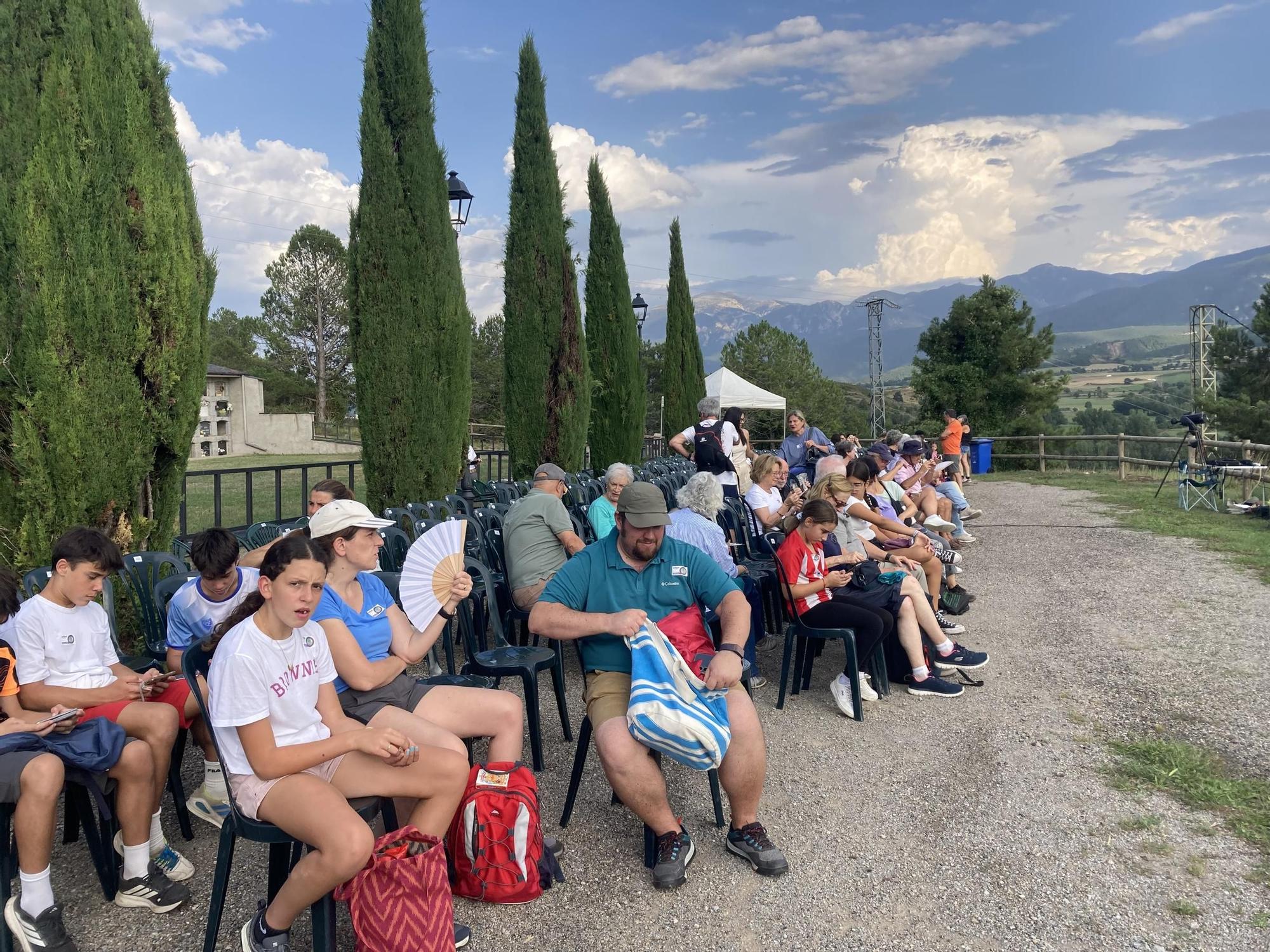 Els primers espectadors esperant ja l'eclipsi a la Cerdanya