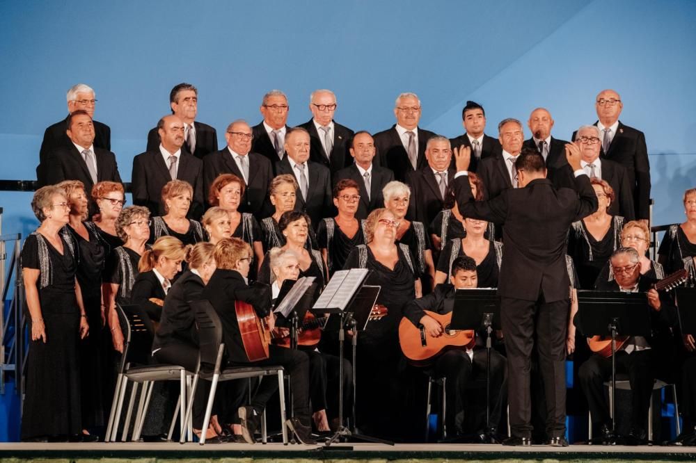 La participación de los coros locales protagonizó la gala de clausura del Certamen Internacional de Habaneras y Polifonía de Torrevieja