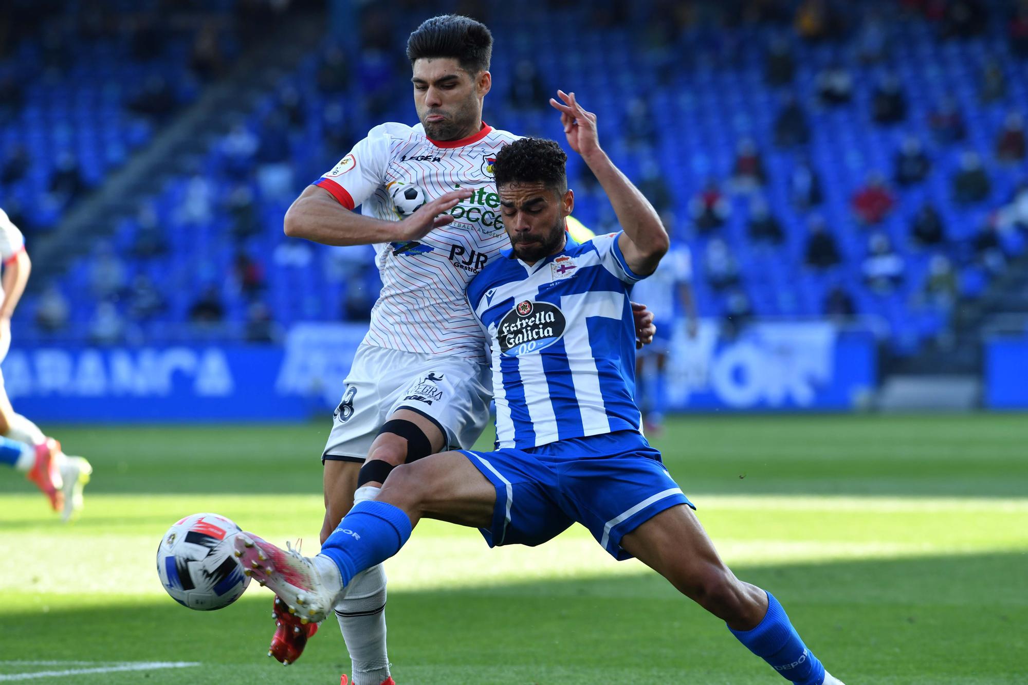 El Deportivo se libera con una goleada al Langreo (5-0)