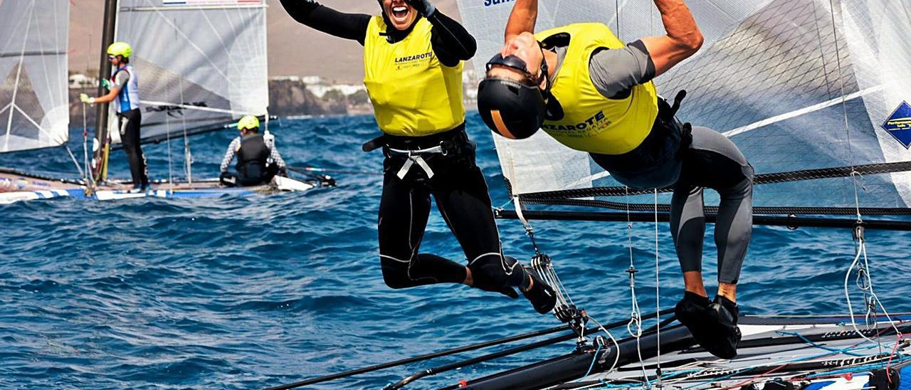 Tara Pacheco -izquierda- y Florian Trittel se lanzan al agua tras lograr la victoria en Lanzarote.  | | SAILING ENERGY