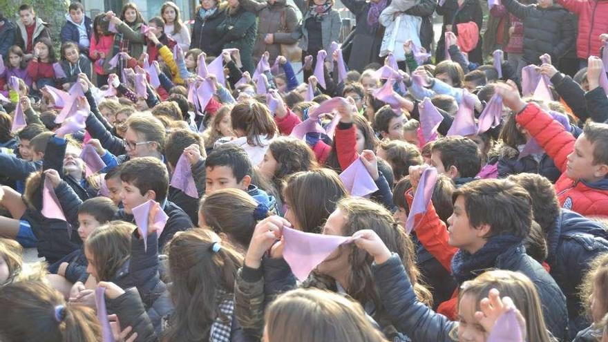 Los niños portaron pañuelos violetas en rechazo a la violencia machista. // G.N.