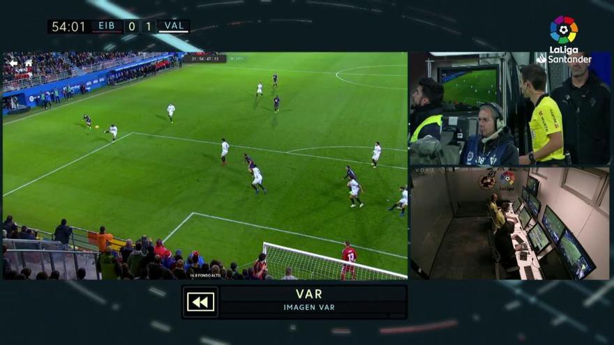 Vídeo: Así fue el penalti por mano de Gayà que señaló el VAR