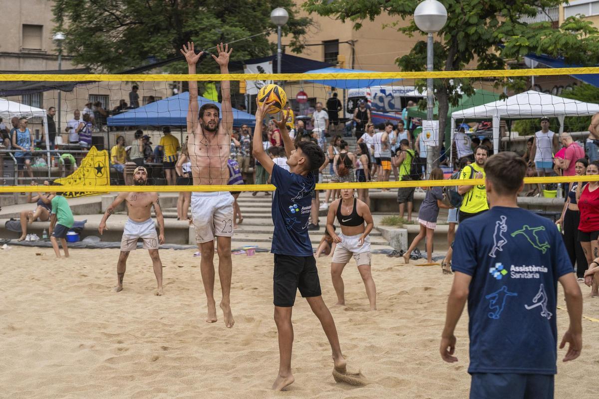 Evento Prospe Beach, en la plaza Ángel Pestanya de Prosperitat llena de arena y convertida en una pista de vóley playa.