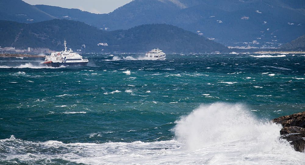 Las fuertes rachas de viento del noroeste han dificultado este martes la navegación entre Ibiza y Formentera durante toda la mañana.