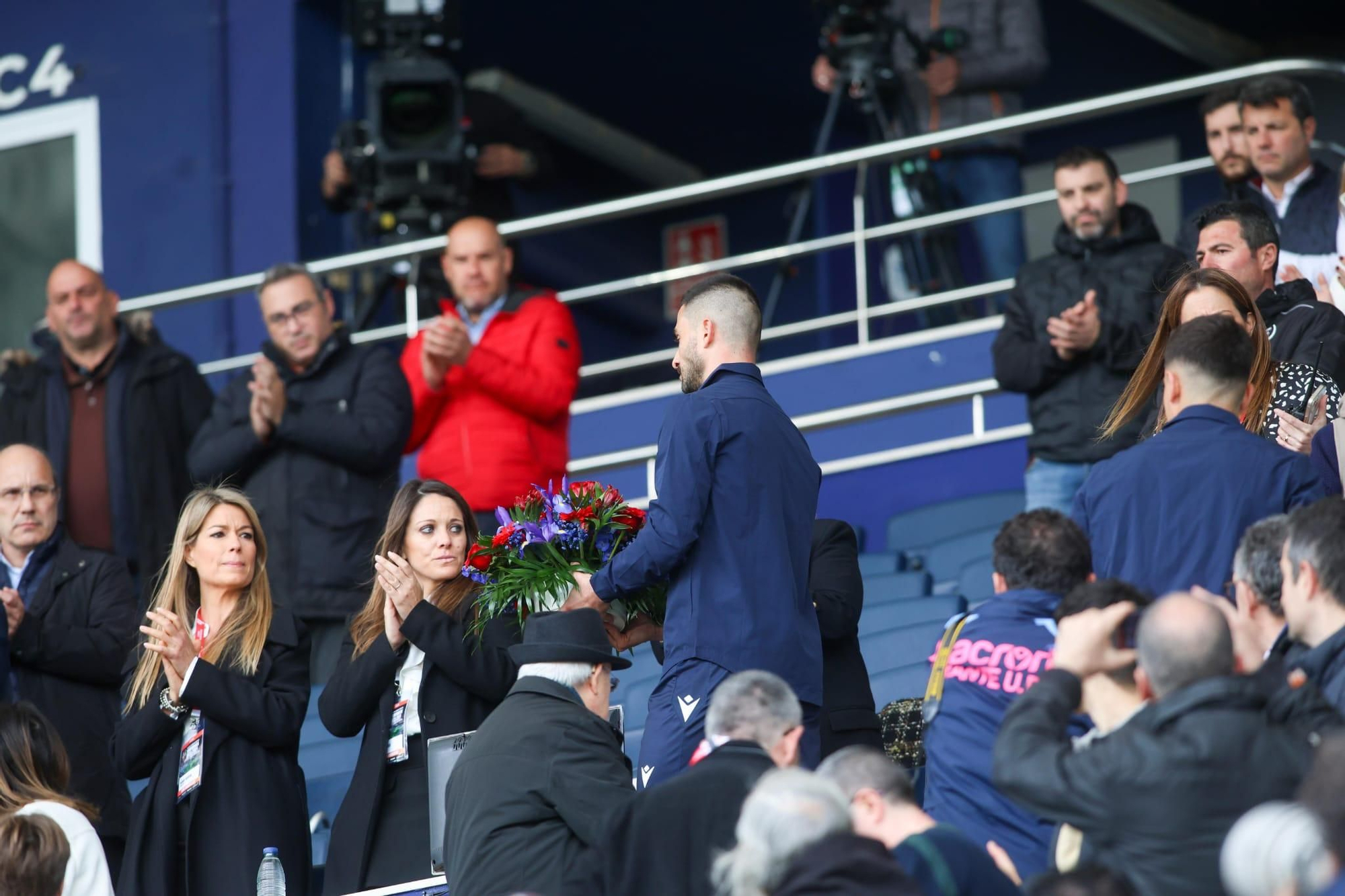 Sentido homenaje del Levante UD a la familia fallecida en el incendio de Campanar