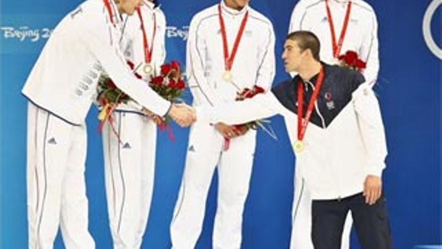 Sus compañeros de equipo dan a Phelps la segunda medalla de oro