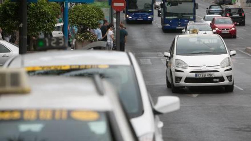 Los taxistas de Alicante exigen ser los únicos en recoger viajeros del AVE