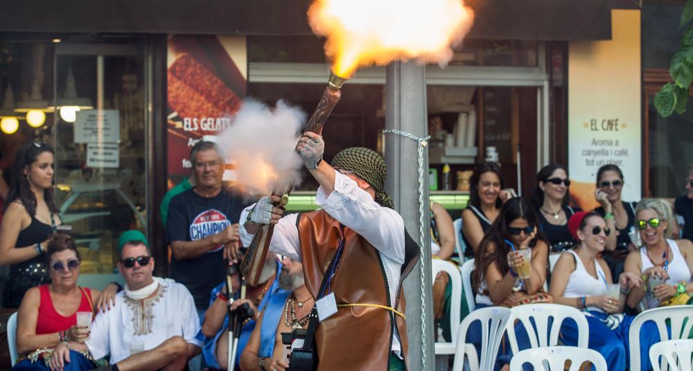 Los Contrabandistas se unen a los cristianos para luchar contra el bando moro, que logra conquistar el castillo por un día