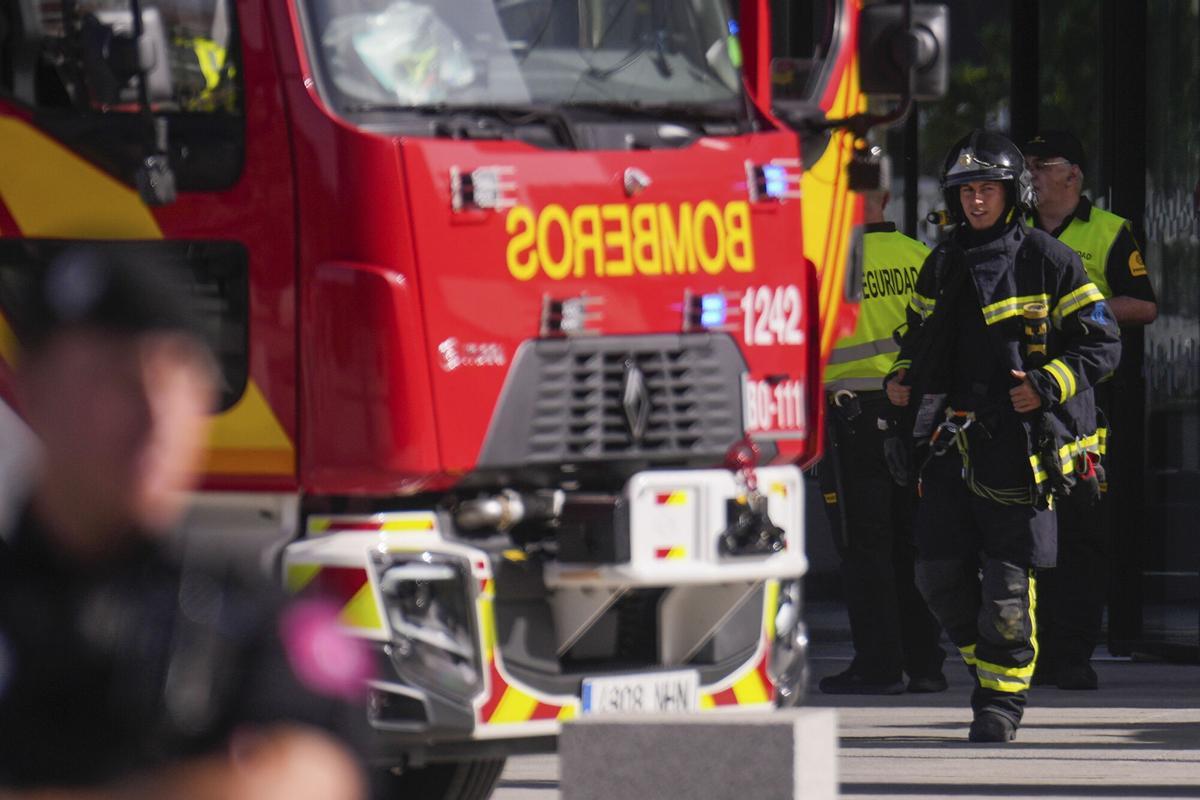 Efectivos del cuerpo de Bomberos del Ayuntamiento de Madrid acuden a desalojar este martes la torre Moeve, antigua Cepsa
