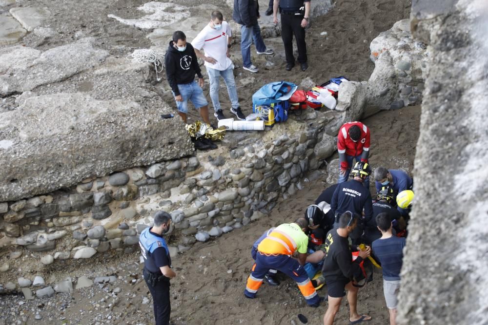 Un joven cae a las rocas en la punta de Lequerica