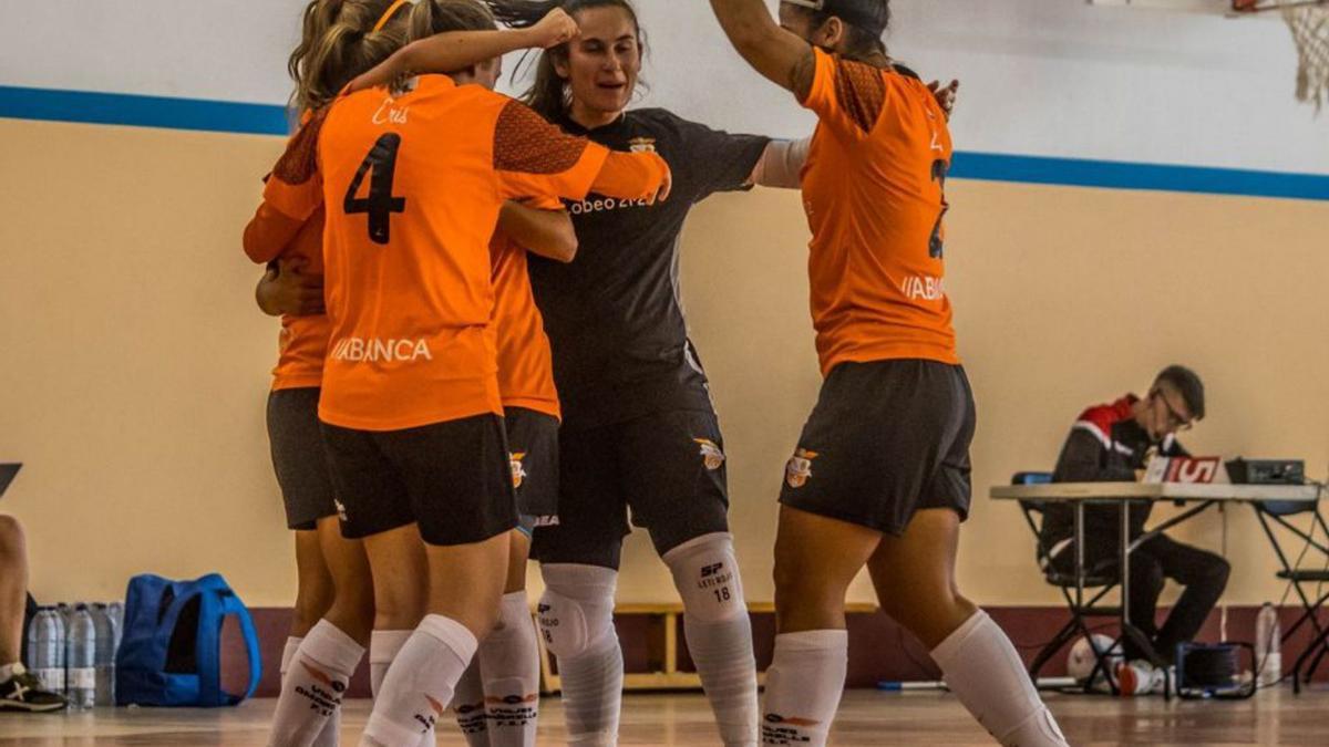 Las jugadoras del Amarelle celebran un gol. |  // LA OPINIÓN