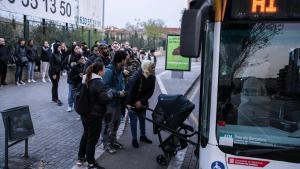 Fotos de las colas que se forman esperando al autobus A1 que atraviesa todo Sabadell y Barberà del Vallès hasta Barcelona. FOTO de ZOWY VOETEN