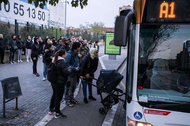 Fotos de las colas que se forman esperando al autobus A1 que atraviesa todo Sabadell y Barberà del Vallès hasta Barcelona. FOTO de ZOWY VOETEN