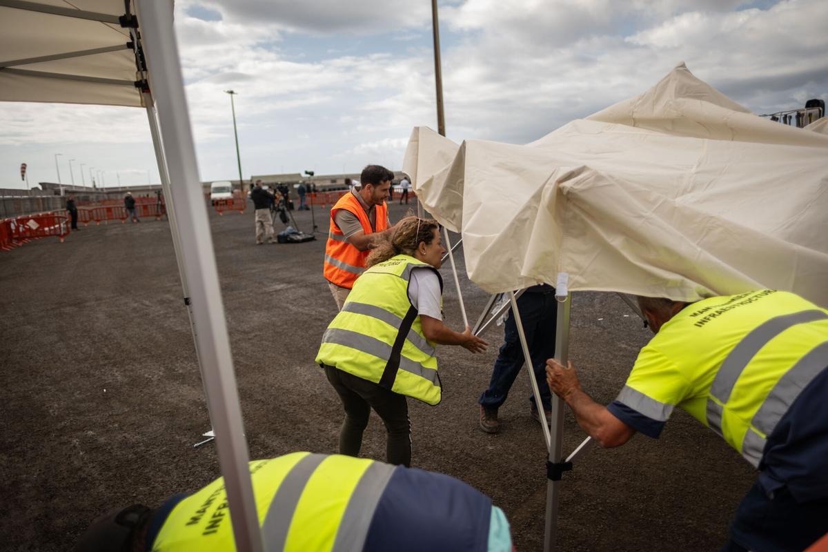 Preparativos en el puerto de Granadilla, en el sur de Tenerife, ante la llegada del crucero 'Hondius', afectado por hantavirus