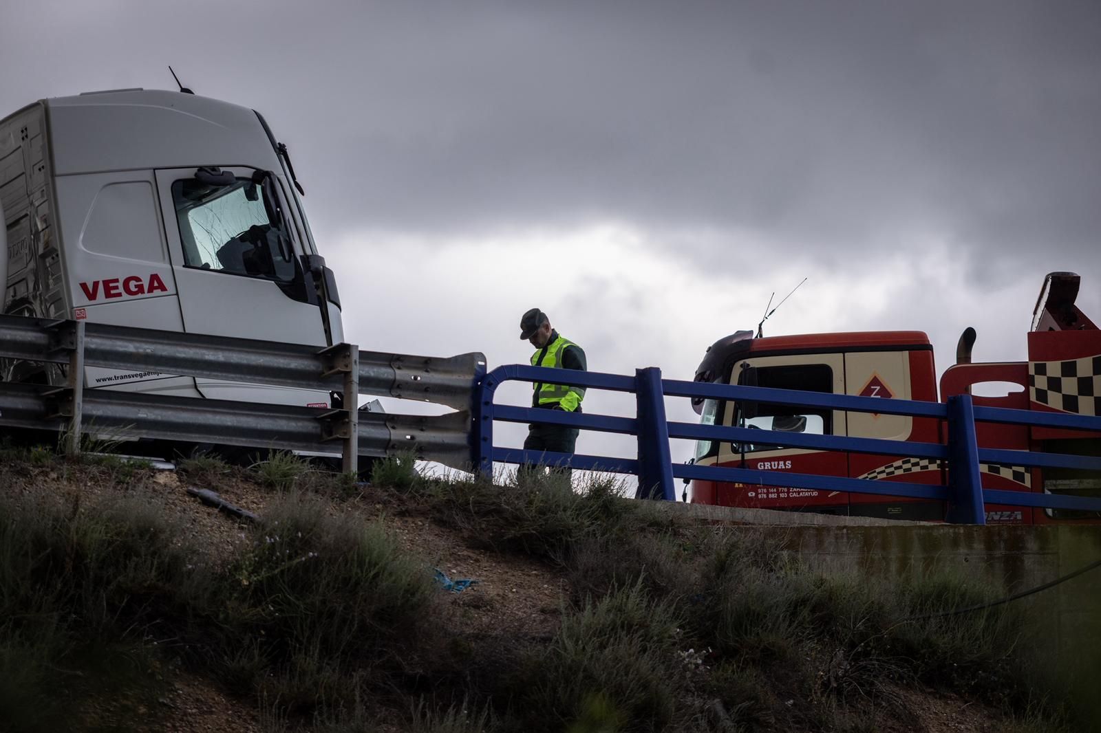 En imágenes | Accidente entre cinco camiones en la A-68 que ha obligado a cortar la autovía