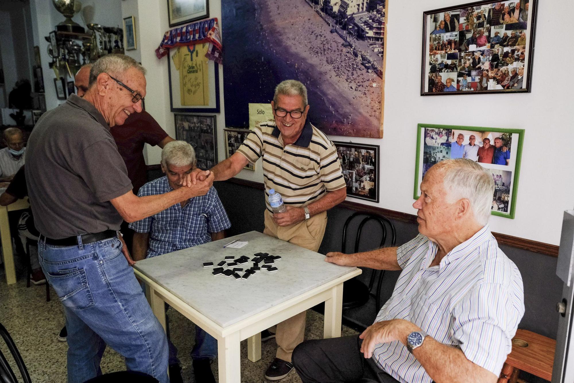 Ex de la UD (Germán Dévora, Paco Castellano, Páez y Hernández) se reúnen en un local para jugar cartas y contar batallas