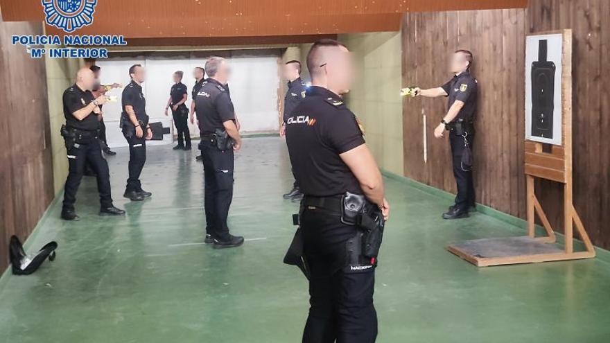 La policía realiza un curso sobre el inmovilizador eléctrico.