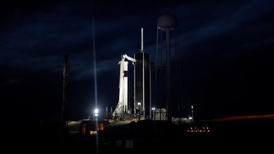 El cohete SpaceX Falcon 9 con la nave Crew Dragon.