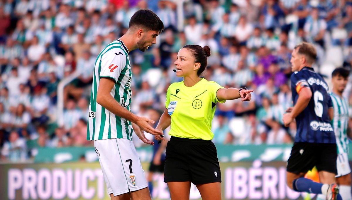 Marta Huerta de Aza dialoga con Theo Zidane en el Bahrain Victorious Nuevo Arcángel.