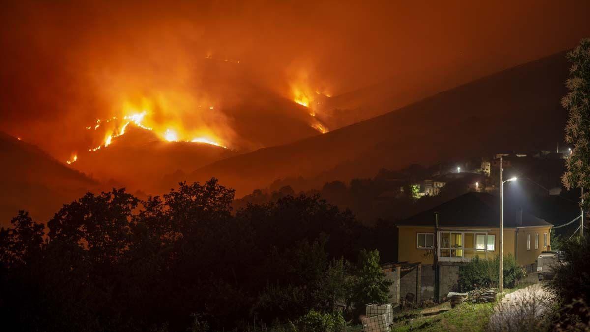 Les flames avancen cap a el poble de Candeda