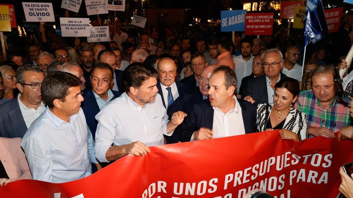 Carlos Mazón, Luis Barcala y Carlos Baño participan en la protesta contra el presupuesto.