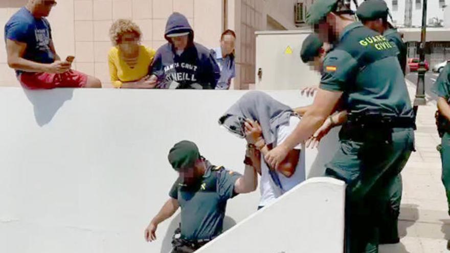 Agentes de la Guardia Civil durante la detención de un presunto delincuente.