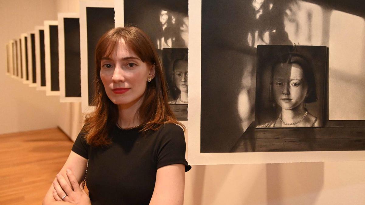 Irene González posa delante de algunas de la obras de su muesta en el MARCO.