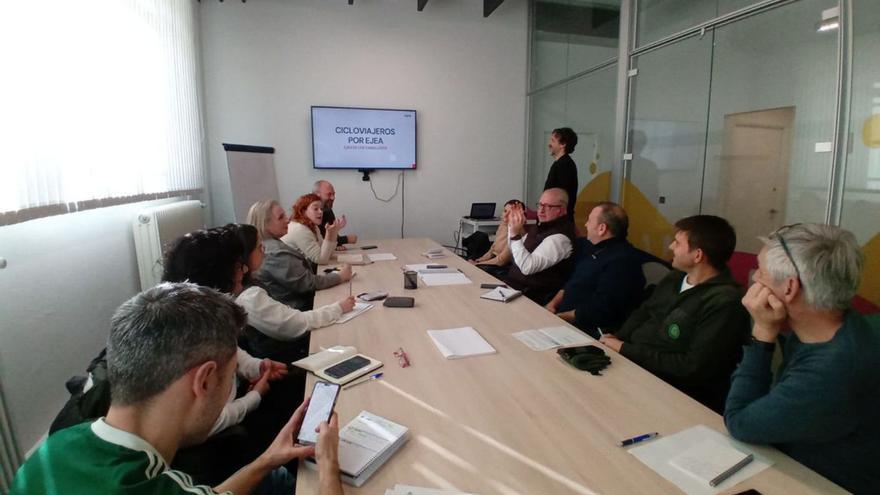 Los participantes de la reunión para preparar la cita ciclista. | SERVICIO ESPECIAL