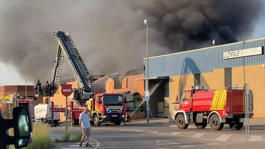 Incendio industrial bajo control: El fuego calcina una empresa y afecta a otras tres naves en Vinaròs