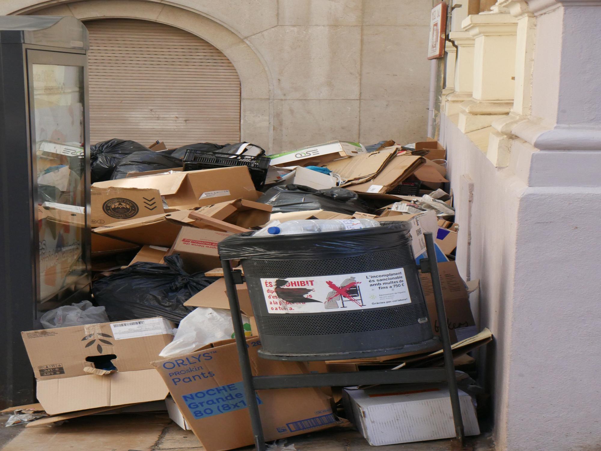 Figueres continua patint la vaga d'escombraries una setmana després