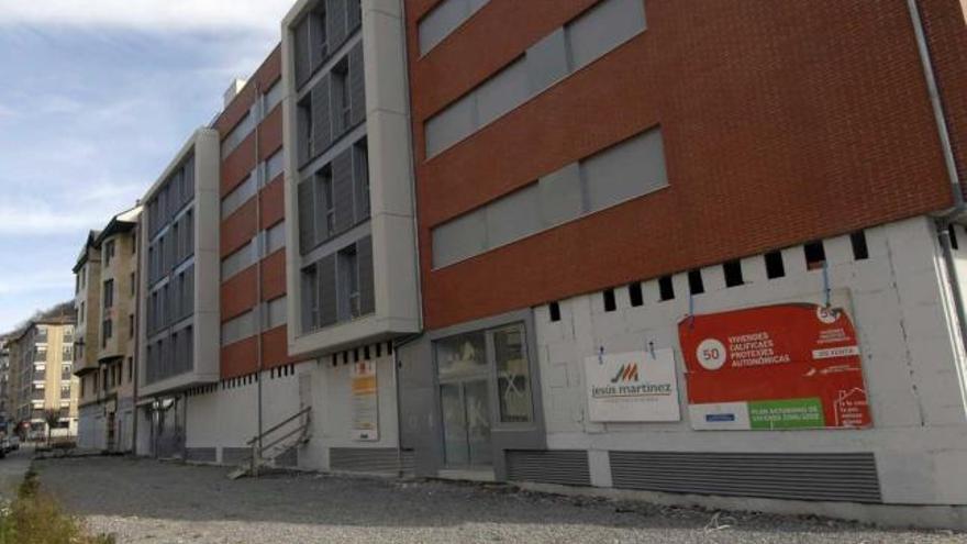 El edificio de viviendas protegidas para jóvenes construido en Blimea, cuyo entorno no ha sido urbanizado.