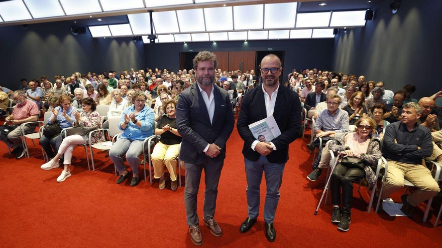 Por la izquierda, Iván Espinosa de los Monteros con Ignacio Blanco, en el Club LA NUEVA ESPAÑA, repleto de público. | LUISMA MURIAS