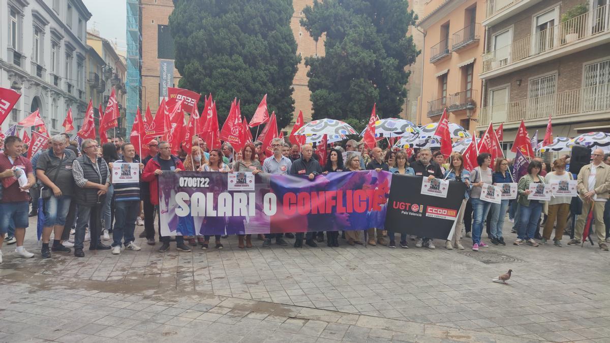 Concentracion de UGT PV y CC OO PV frente a la sede de la CEV, en València.