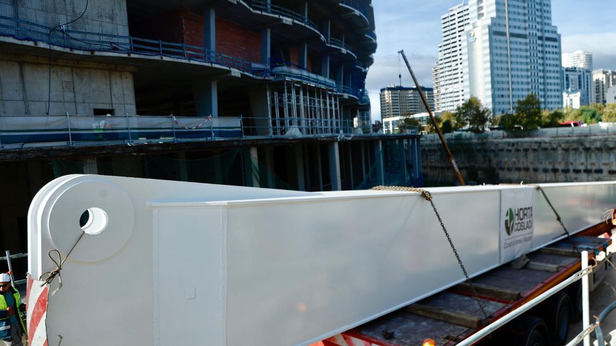 Detalle de uno de los pilares que será ubicado en el futuro estadio.