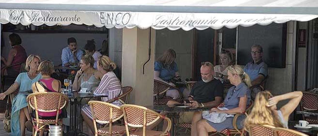 Terraza de una cafetería en Palma, ayer, con la nueva prohibición de fumar en espacios públicos.