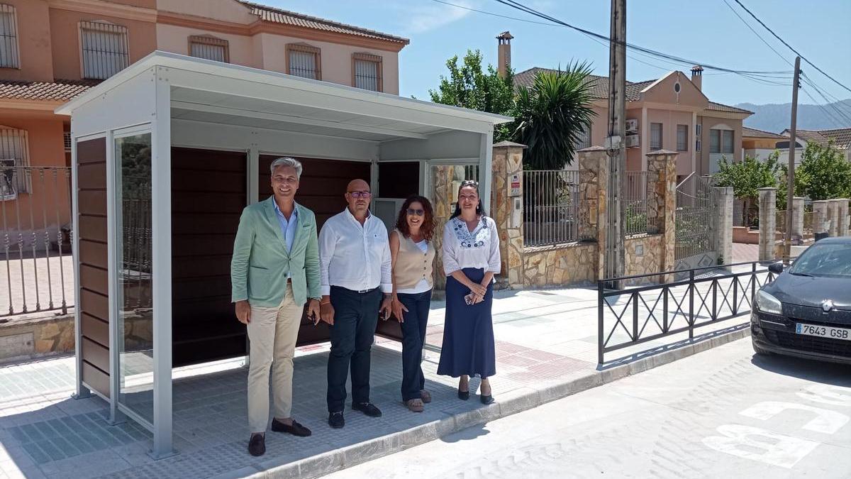 Nueva marquesina instalada en la parada de autobús de Zambra con el Plan de Aldeas de la Diputación.