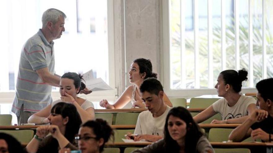 Estudiantes en la Facultad.