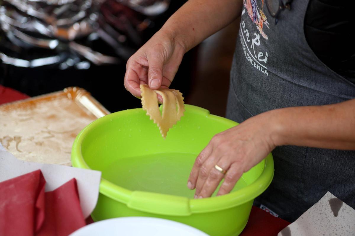 Nieves Torres pasa las 'orelletes' por agua antes de freírlas para que no cojan tanto aceite.