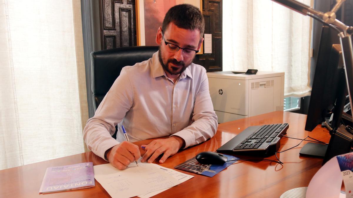 L'alcalde de Girona, Lluc Salellas, treballant al seu despatx de l'Ajuntament