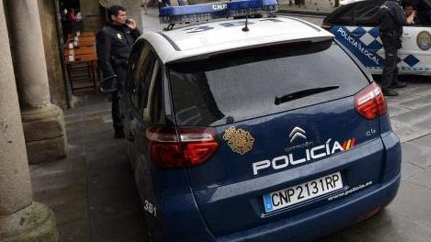 Intervención policial en la plaza de A Ferrería en Pontevedra