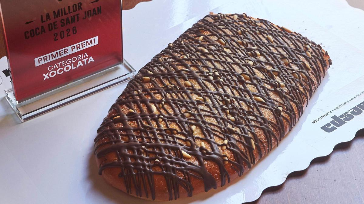 Una de las ganadoras 'ex aequo' del concurso La Mejor Coca de Sant Joan 2026 en la categoría de chocolate ha sido Els Perxis.