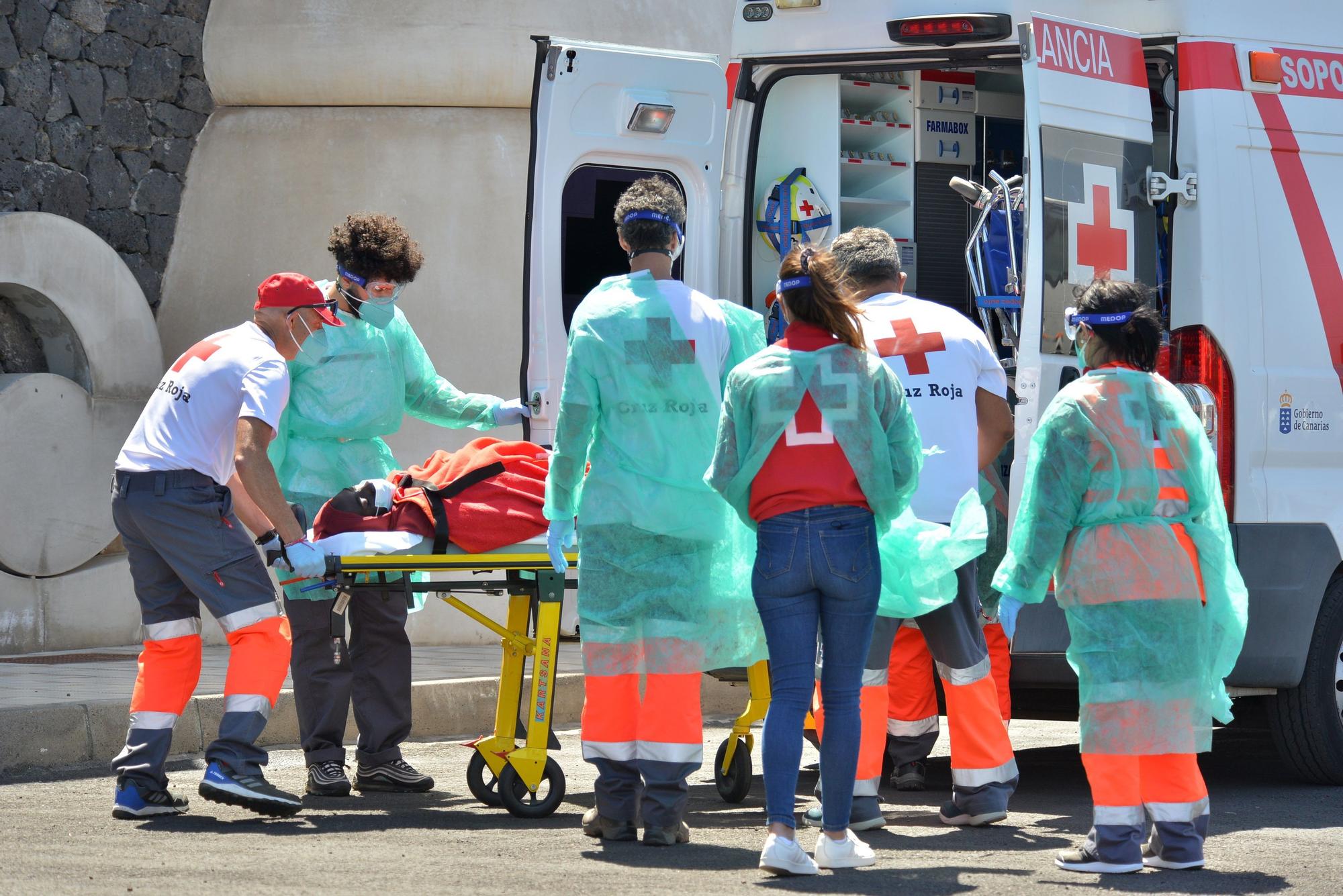 Un cayuco con unas 30 personas llega por sus medios al puerto de La Restinga