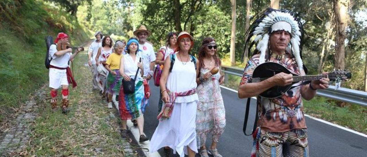 El grupo de peregrinación conchero, ayer, en su camino hacia Carboeiro.