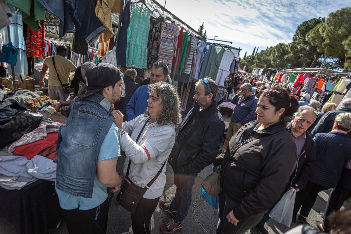 El histórico mercado ambulante inicia un exilio temporal: las obras de reforma del barrio exigen dejar libres las calles del Acer, de la Metal·lúrgia y del Crom, donde los puestos comerciales llevaban más de 50 años asentados. La nueva ubicación es desde el cruce de la calle de los Ferrocarrils Catalans con calle Foc hasta el cruce de la calle de la Mare de Déu de Port con el de calle Motors.