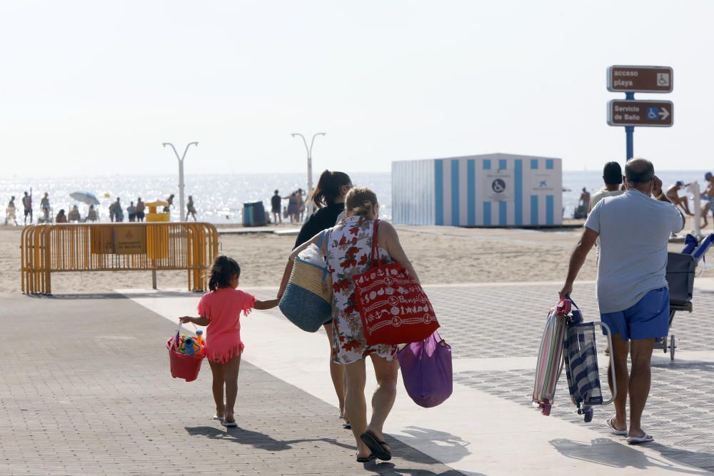La playa de la Malva-rosa en València esta mañana de San Juan, a las 9.00 horas, ya estaba llena de gente.