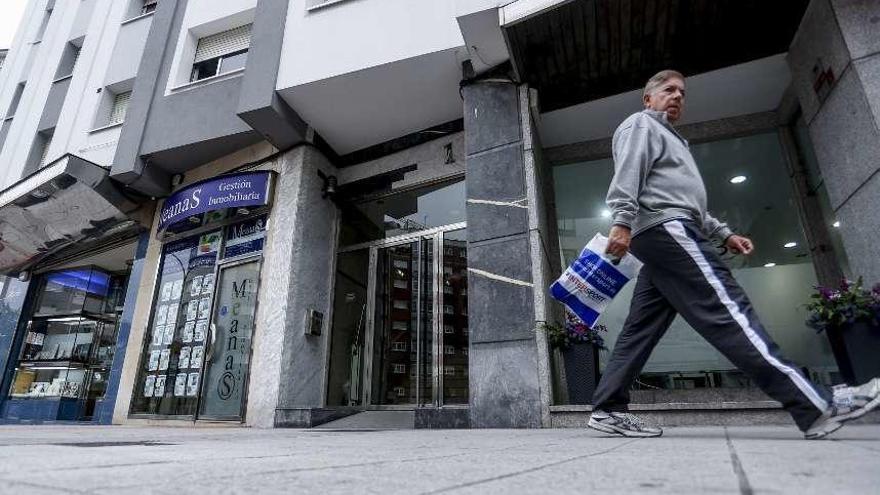 El exterior del edificio que alberga el supuesto geriátrico pirata por el que temen los vecinos.