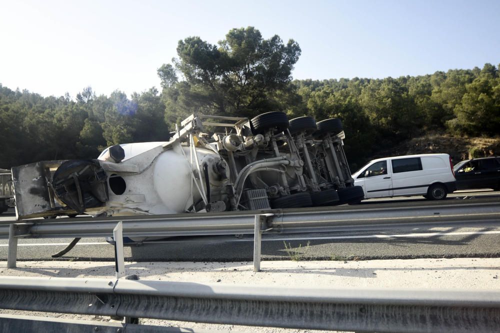 Muere al estrellarse con el camión en Murcia